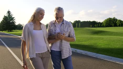 Aktive-positive-Senioren-genießen-Sie-einen-Spaziergang-im-park