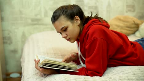 Teen-Girl-auf-dem-Bett-liegend-und-Buch