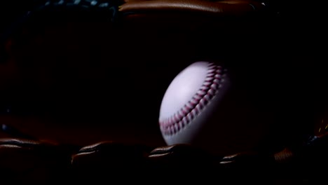 Lanzar-una-pelota-de-béisbol-con-un-guante-de-béisbol,-poner-en-una-luz-oscura