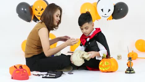 Mother-preparing-costume-in-mummy.