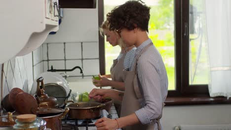 Mutter-und-Tochter-kochen