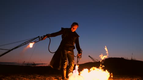 Ein-Mann-mit-einem-Flammenwerfer-bei-Sonnenuntergang-in-Zeitlupe.-Kostüm-für-Zombie-Apokalypse-und-Halloween.