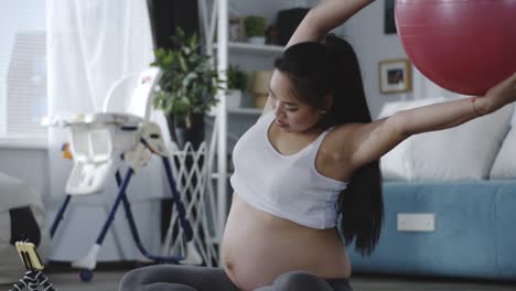 Mujer-embarazada-viendo-video-tutorial-durante-el-entrenamiento
