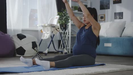 Pregnant-woman-training-at-home