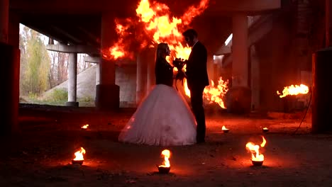 Pareja-con-un-maquillaje-terrible-para-Halloween,-en-el-fondo-una-enorme-llama.