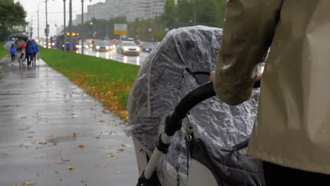 Mama-zu-Fuß-mit-Baby-am-regnerischen-Herbsttag