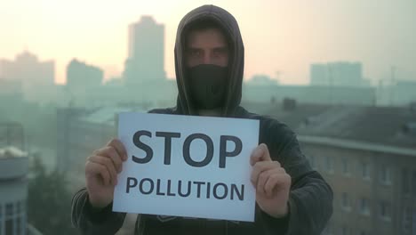 La-gente-usa-máscara-respiratoria.-Detener-la-contaminación-del-aire.-Smog-de-tráfico-de-la-ciudad.-Rrespirator