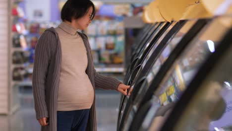 Pregnant-asian-woman-shopping--in-the-supermarket