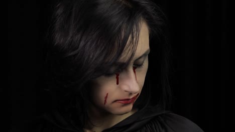 Vampir-Halloween-Make-up.-Frau-Porträt-mit-Blut-auf-ihrem-Gesicht.