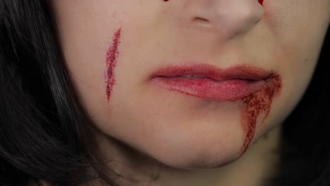 Vampir-Halloween-Frau-Porträt.-Vampir-Mädchen-mit-tropfendem-Blut-in-der-Nähe-ihrer-Lippen