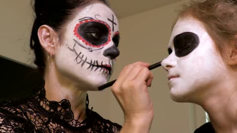 Madre-e-hija-aplican-maquillaje-de-Halloween