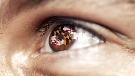 Hombre-con-el-ojo-marrón-de-cerca,-la-bandera-del-estado-de-Maryland-en-iris,-estados-unidos-de-América-con-movimiento-de-viento.-concepto-de-vídeo