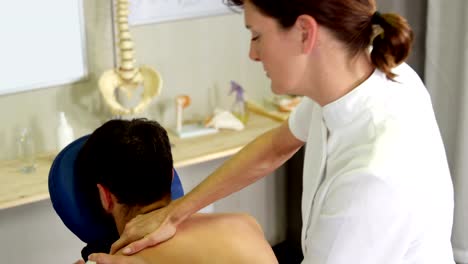 Weibliche-Physiotherapeut,-Massage,-ein-Patient-zurückzugeben