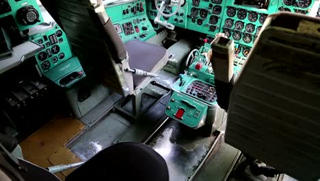 Interior-antigua-cabina-de-la-aeronave