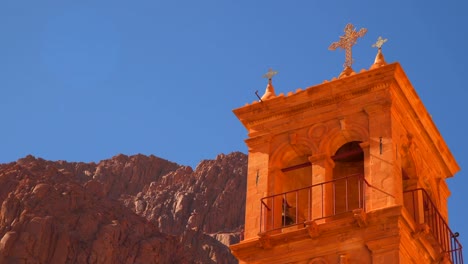 El-trasfondo-de-las-montañas-de-la-torre-de-campana-en-el-monasterio-de-Santa-Catalina