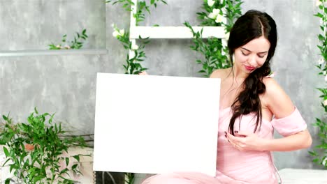 mujer-joven-posando-en-sesión-de-fotos-de-primavera-con-fondo-blanco-gratis-para-planta-de-texto-verde