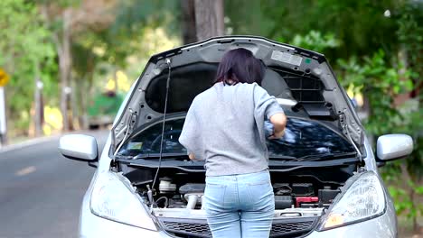 An-attractive-woman-car-breaks-down