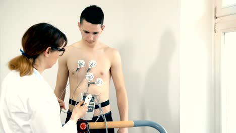 El-paciente-realiza-electrocardiograma-durante-la-prueba-de-esfuerzo