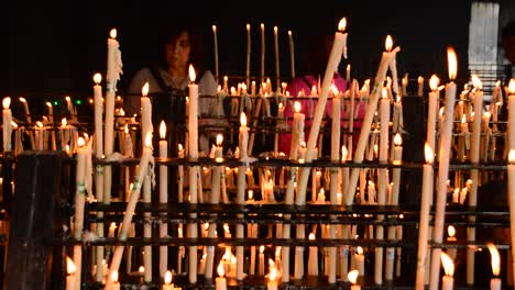 Mujer-poniendo-velas-en-el-candelabro