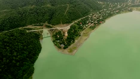 Vista-aérea-de-la-fortaleza-de-Ananuri,-Georgia.-Imágenes-aéreas