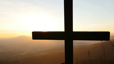 Kruzifix-auf-Berg-während-des-Sonnenuntergangs.-Schöne-Natur-und-Ruhe.