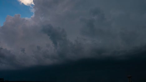 Massive-dunkle-Wolken-vor-Donner-bedecken-blauen-Himmel