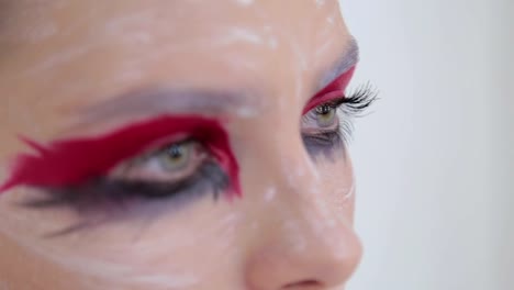 Schuss-von-Teen-Mädchen-Augen-mit-kreativen-ungewöhnliche-Make-up-hautnah