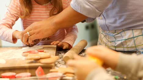 Hacer-galletas-de-Navidad-con-papá