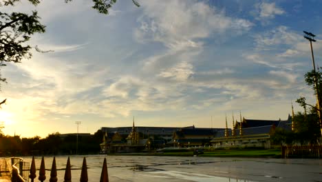 Oro-funeral-pyre-torre-del-rey-Bhumibol-Adulyadej.-El-rey-de-Tailandia-en-Sanam-Luang-de-Bangkok,-Tailandia.