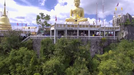 Drohne-Aufnahmen-von-Wat-Tham-Sua-(Tiger-Cave-Tempel)-in-Krabi,-Thailand