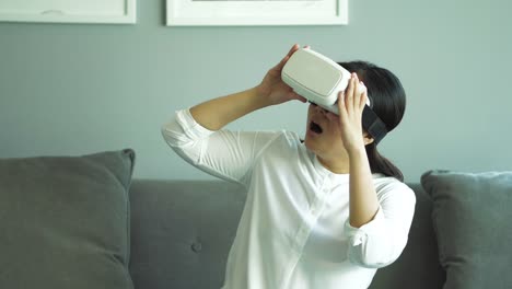 Asiatische-Frau-mit-virtual-Reality-Kopfhörer