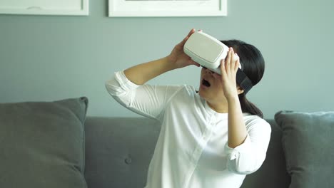 Asiática-mujer-con-casco-de-realidad-virtual