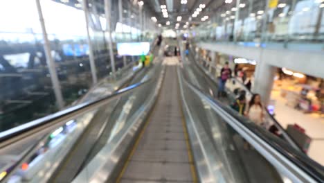 Verwischen-Sie-Blick-vom-Zuzug-Rolltreppe-im-Flughafen-Gate,-Bürgersteig-stehen-weiter.-Defokussierten-Filmmaterial