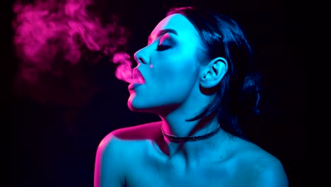 Mujer-morena-hermosa-glamorosa-fumar-cigarrillo-electrónico