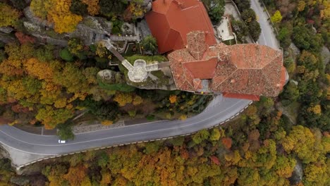 Vista-aérea-del-paisaje-rocoso-Meteora-y-los-monasterios-en-Grecia