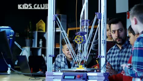 Lehrer-mit-Kindern-erkunden-3D-Druck