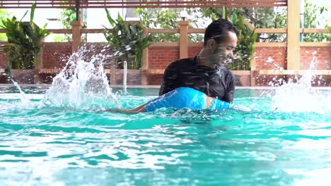 Slow-motion-father-teaches-daughter-to-swim