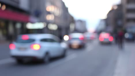 Bokeh-Auto-Licht-in-der-Nacht.-Aus-Fokus-Ampeln.