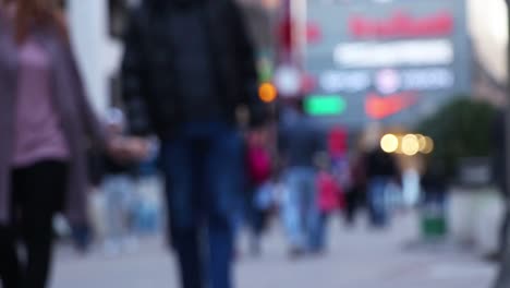 unscharfen-Hintergrund-unscharf-gestellt-Menschen-gehen-auf-der-Straße