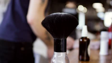 Friseur-schneidet-Haarausfall-mit-Schere-und-Kamm-im-barbershop