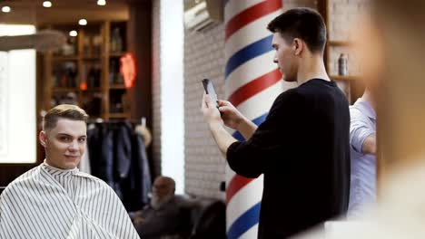 Barber-makes-photo-of-new-hairstyle