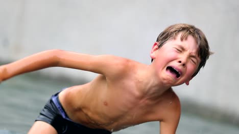 Niño-en-real-dolorosa-agonía-después-de-haber-sido-lastimados-físicamente-en-la-piscina.-Joven-llora-incontrolablemente.-Niño-llorando-de-dolor-real.