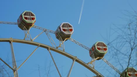 Nahaufnahme-von-einem-Riesenrad-Karussell-und-Flugzeug