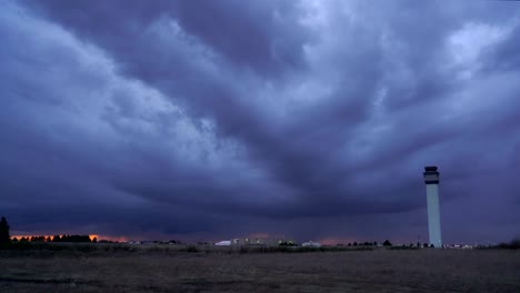 Elektrischer-Sturm-schwere-Wetter-Pässe-über-Control-Tower-Spokane-Airport