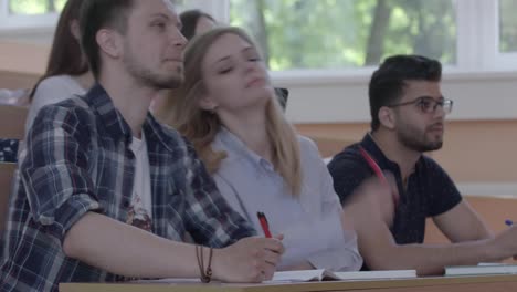 Estudiantes-positivos-de-aprendizaje-durante-la-clase-de-la-Universidad.