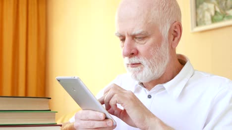 Senior-hombre-con-aplicación-para-el-aprendizaje-de-lenguas-extranjeras-en-smartphone,-haciendo-la-formación-en-la-aplicación