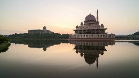 Beautiful-Dramatic-Sunrise-At-Putra-Mosque,-Putrajaya