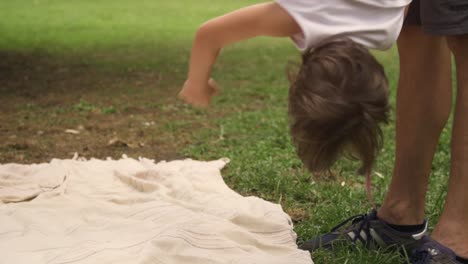 Junge-Mädchen-im-Sommer-camp-spielen-zu-Fuß-auf-den-Kopf-gestellt-auf-Händen-outdoor-im-Park-Slow-motion