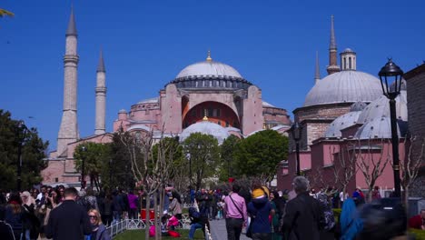 Turistas-que-visitan-al-Hagia-Sophia-en-Estambul,-Turquía