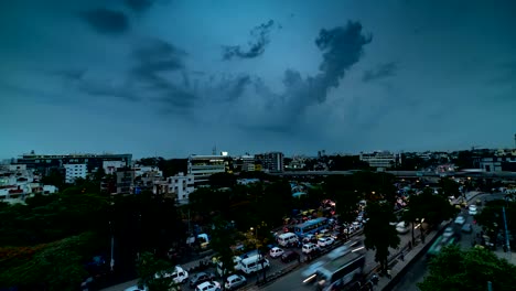 Abend-Stadtverkehr-bewegen-Timelapse---Silk-Board-Junction-Bangalore-Indien